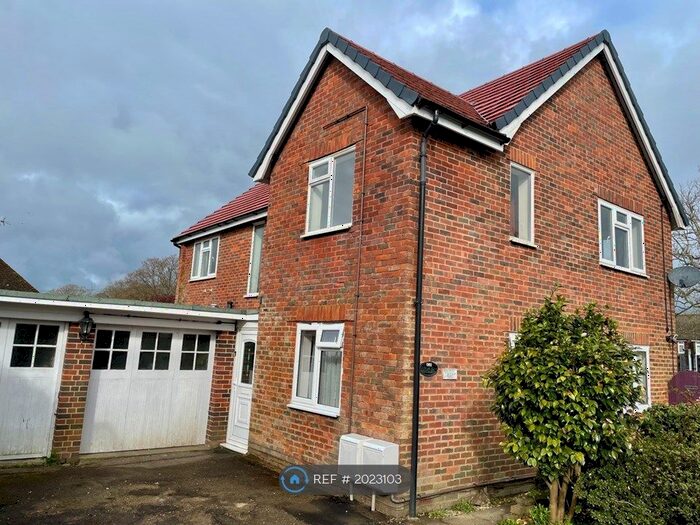2 Bedroom Flat To Rent In Tollgates, Battle, TN33