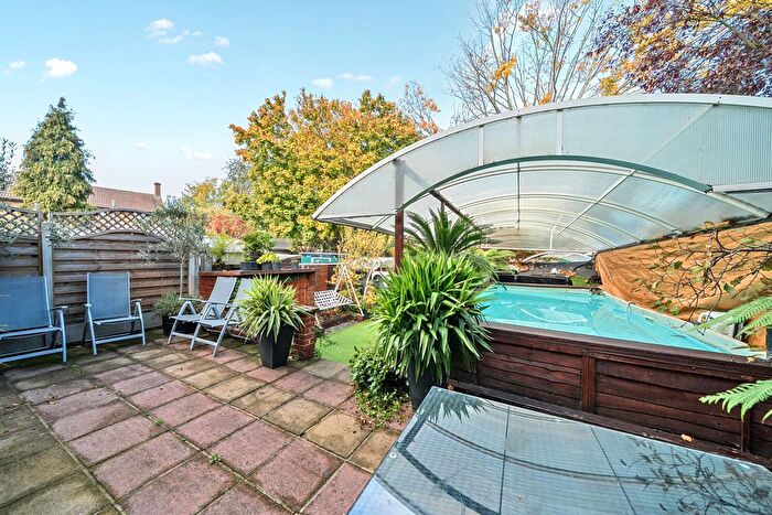 4 Bedroom Semi-detached House For Sale In Brookdene, Plumstead, SE18