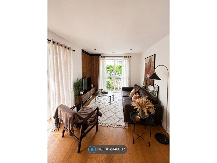 2 Bedroom Flat To Rent In Hudson Building, London, E15