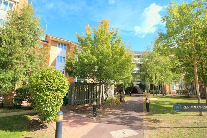 2 Bedroom Flat To Rent In Branagh Court, Reading, RG30
