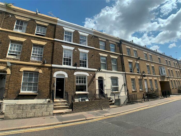 1 Bedroom Flat To Rent In High Street, Rochester, Kent, ME1