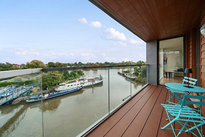 2 Bedroom Flat For Sale In High Street, Brentford, Middlesex, TW8