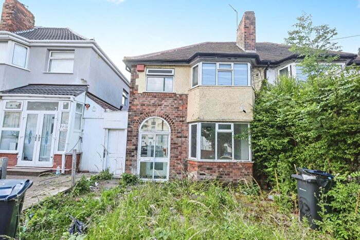 3 Bedroom Semi-Detached House For Sale In Richmond Road, Stechford, Birmingham, B33