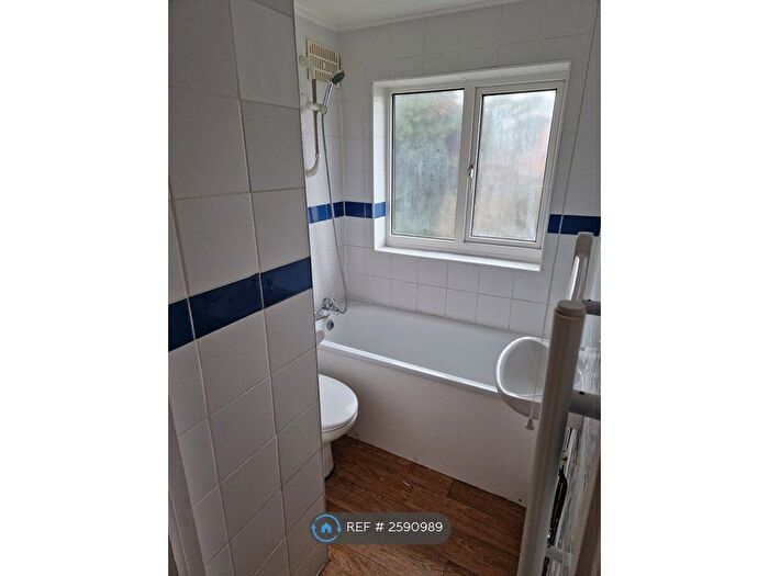 2 Bedroom Flat To Rent In St. Marks Avenue, Northfleet, Gravesend, DA11