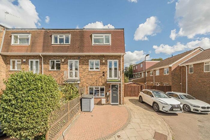 4 Bedroom Property For Sale In Aspen Close, Ealing, W5