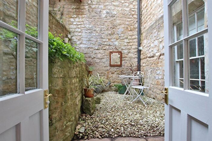 2 Bedroom Flat To Rent In Russell Street, BA1