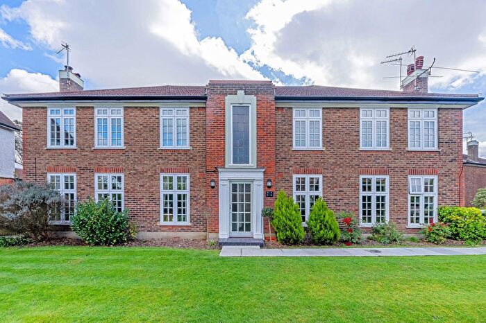 2 Bedroom Flat For Sale In Portsmouth Road, Thames Ditton, KT7