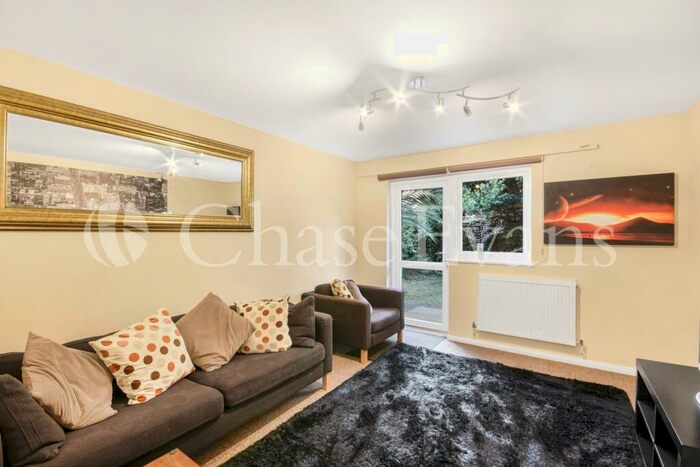 2 Bedroom Flat To Rent In Winchester Close, Elephant & Castle, London, SE17