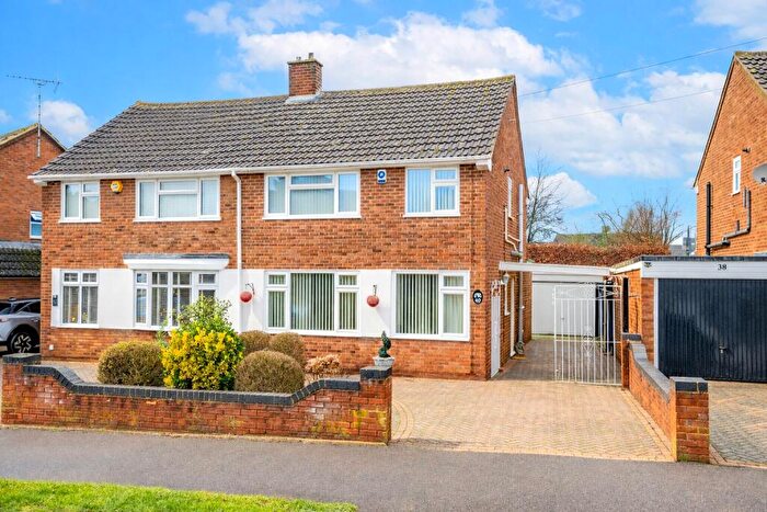 3 Bedroom Semi Detached House For Sale In Fairgreen Road, Caddington, Luton, Bedfordshire, LU1