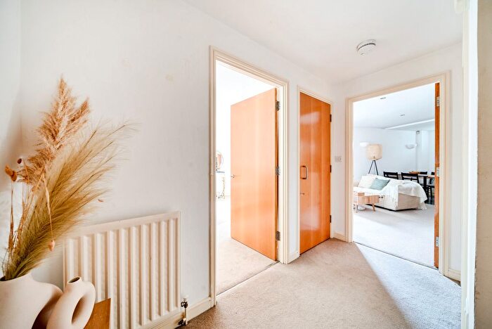 1 Bedroom Flat To Rent In High Street, Esher, KT10