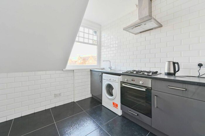 3 Bedroom Flat To Rent In Ambleside Avenue, Streatham, London, SW16