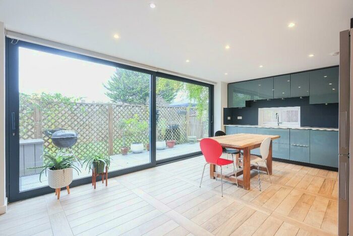 3 Bedroom Flat To Rent In Nassington Road, London, NW3