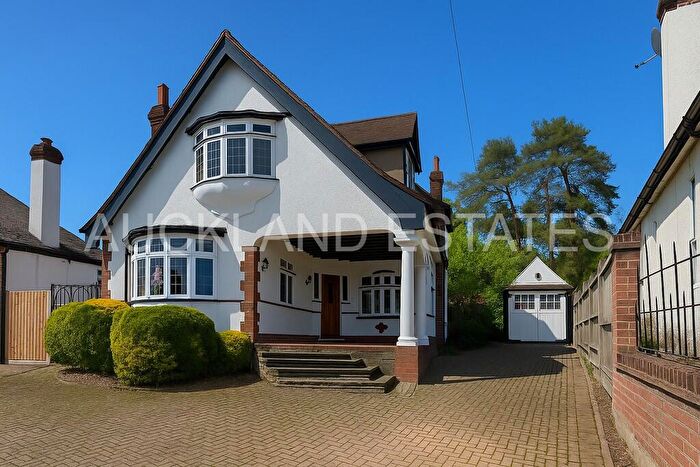 4 Bedroom Detached House For Sale In Elmroyd Avenue, Potters Bar, EN6