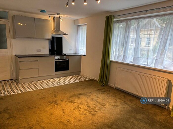 3 Bedroom Flat To Rent In Manor Villas, Bath, BA1