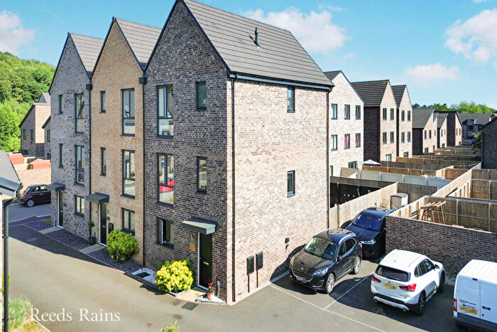 4 Bedroom End Of Terrace House For Sale In Woodyard Avenue, Chesterfield, Derbyshire, S41