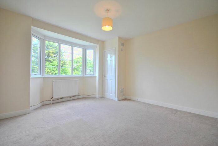 2 Bedroom Flat To Rent In Amblecote Road, London SE12