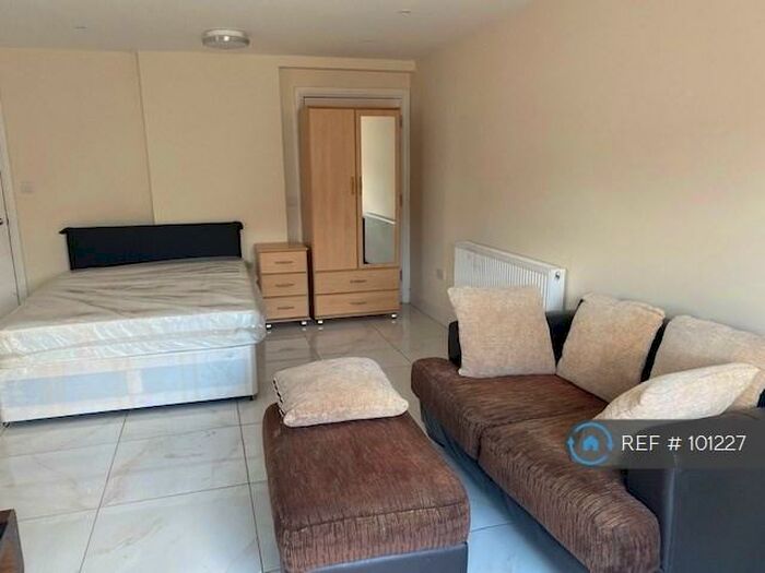 Studio To Rent In Redriff Road, Romford, RM7