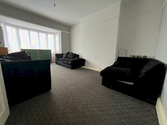 2 Bedroom Flat To Rent In Yardley Wood Road, Billesley, Birmingham, B13