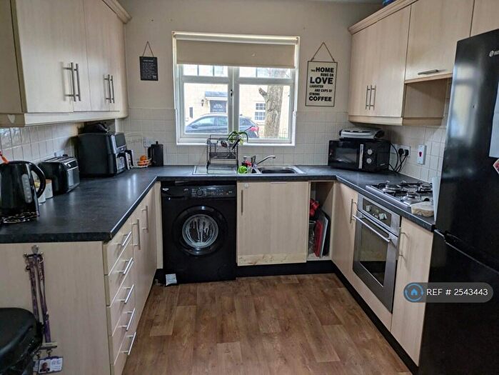 3 Bedroom Detached House To Rent In Oxley Road, Huddersfield, HD2