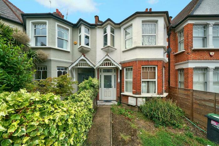 3 Bedroom Maisonette To Rent In Hazelwood Lane, Palmers Green, N13
