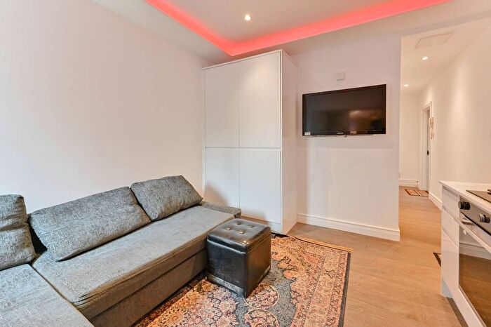 2 Bedroom Flat For Sale In Bryony Road, Shepherd's Bush, London, W12