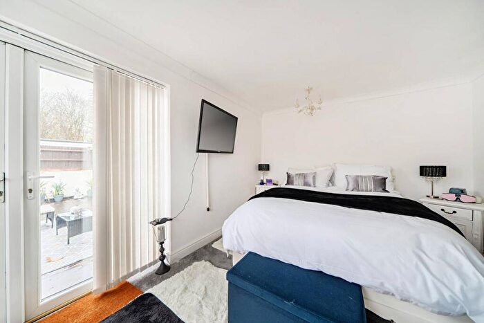 1 Bedroom Flat For Sale In Lennox Gardens, Croydon, CR0