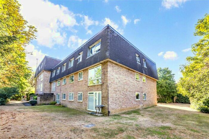 1 Bedroom Flat To Rent In Fairlawns, Addlestone, KT15