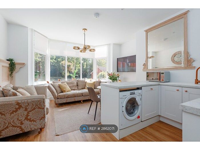 2 Bedroom Flat To Rent In Approach Road, Poole, BH14
