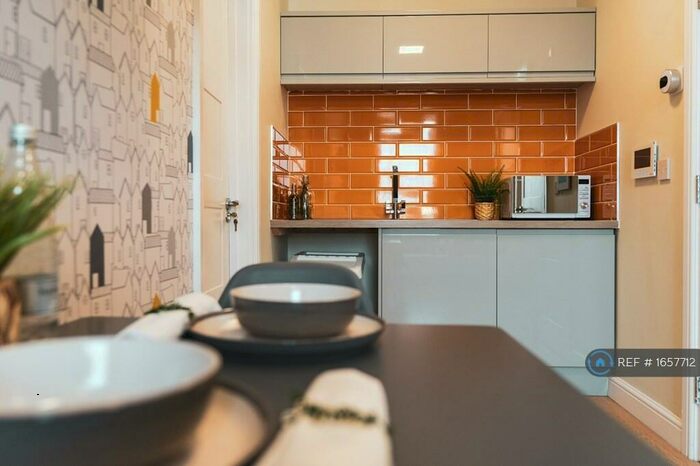 2 Bedroom Flat To Rent In Wellington Road South, Stockport, SK2