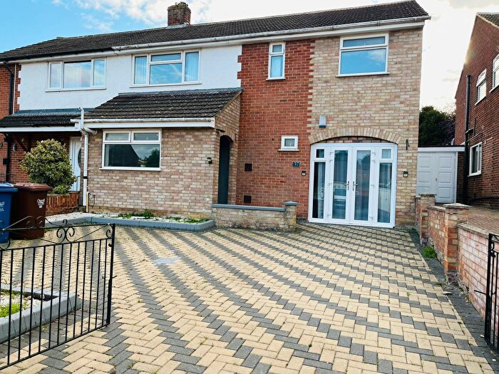 4 Bedroom Semi-detached House For Sale In Barry Avenue, Bicester, OX26