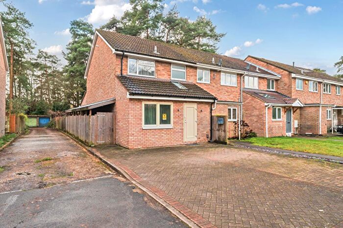 3 Bedroom End Of Terrace House For Sale In Camberley, Surrey, GU15