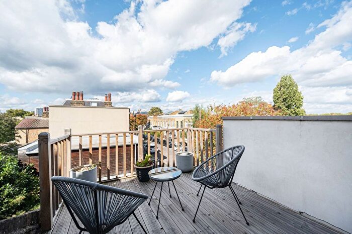 3 Bedroom Maisonette For Sale In Powerscroft Road, Lower Clapton, London, E5