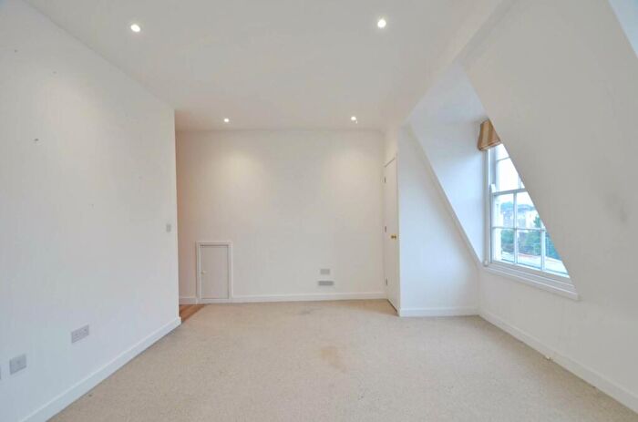 1 Bedroom Apartment To Rent In Royal York Crescent, Clifton, BS8