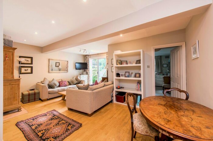 2 Bedroom Flat To Rent In Eardley Crescent, London, SW5