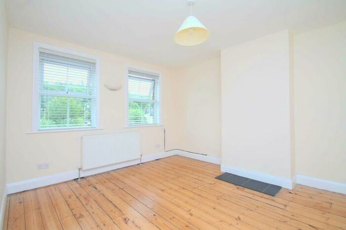 2 Bedroom Flat To Rent In Bedroom First Floor Flat In Whyteleafe, CR3