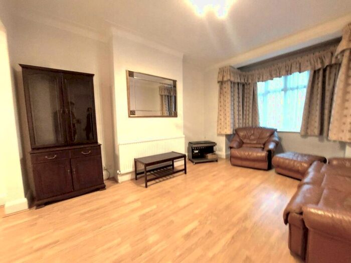 4 Bedroom Semi-Detached House To Rent In Laurel Way, Woodside Park, London, N20