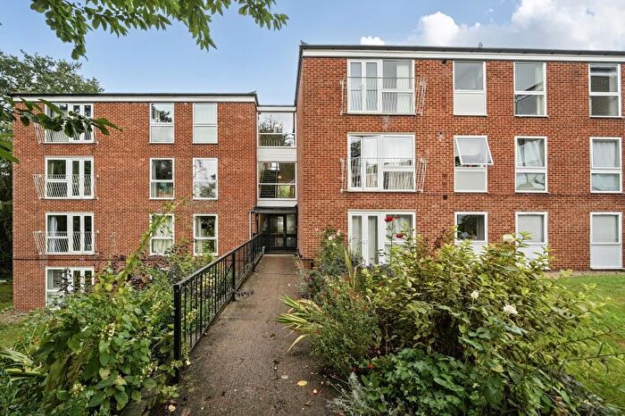 2 Bedroom Flat For Sale In Cheney Lane, Oxford, OX3