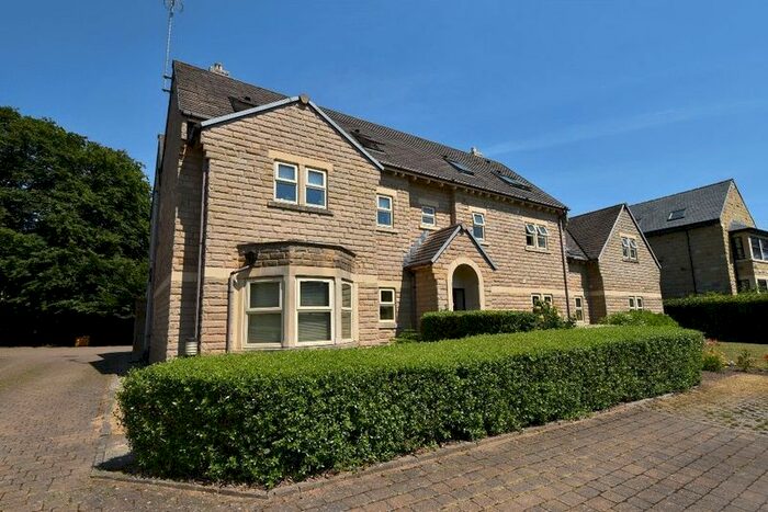 2 Bedroom Flat To Rent In Dunstarn Drive, Leeds, LS16