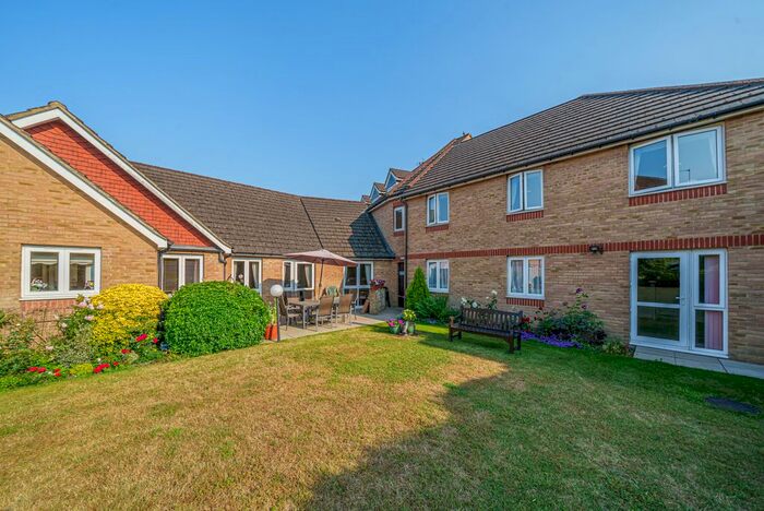 1 Bedroom Flat For Sale In Lords Bridge Court, Mervyn Road, Shepperton, TW17