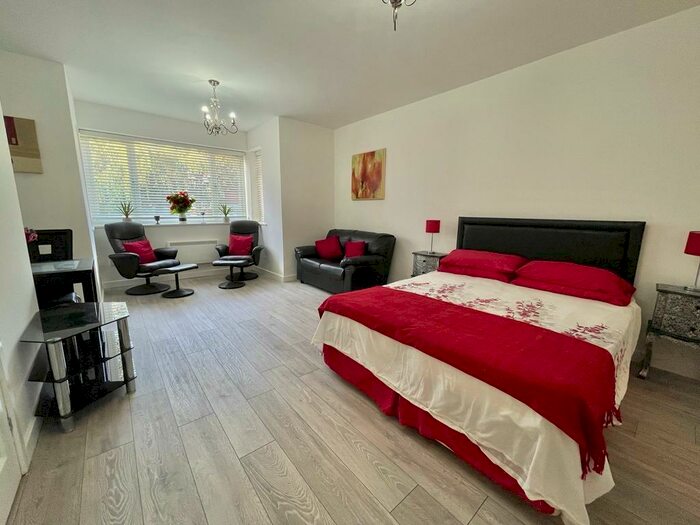 Flat To Rent In Sea Road, BH5