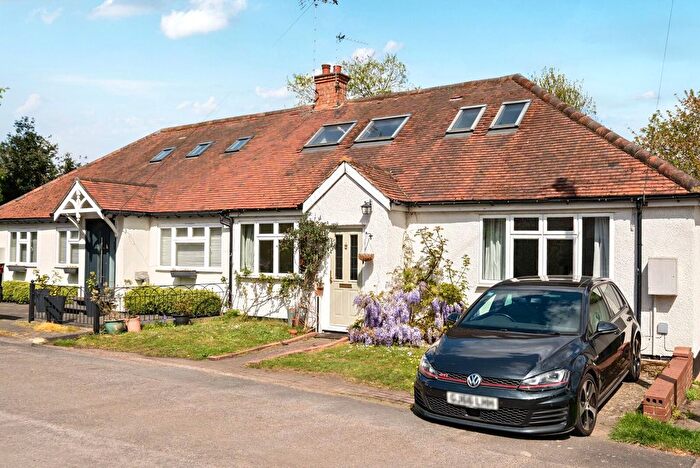 3 Bedroom Bungalow For Sale In Willow Way, Sunbury, TW16