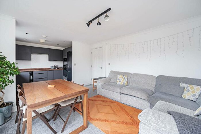 2 Bedroom Flat To Rent In Candle Street, Mile End, London, E1