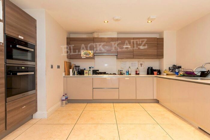 3 Bedroom Flat To Rent In Huguenot Drive, London, N13