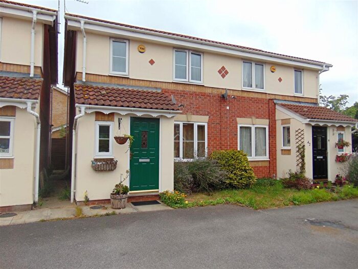 3 Bedroom Semi-detached House To Rent In Hunters Way, Slough, SL1