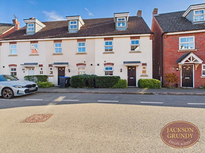3 Bedroom Town House To Rent In Farnborough Drive, Daventry, NN11