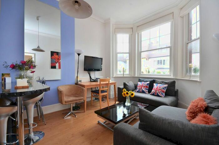 2 Bedroom Flat To Rent In Barons Court Road, Barons Court, London, W14