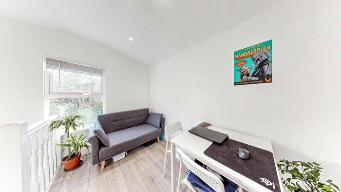 Duplex To Rent In Lancaster Road, Finsbury Park, London, N4