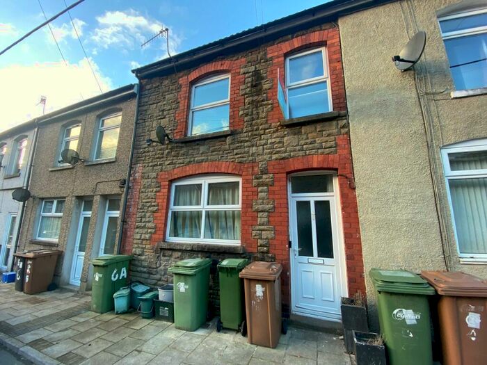 1 Bedroom Flat To Rent In Commercial Street, Ynysddu, NP11