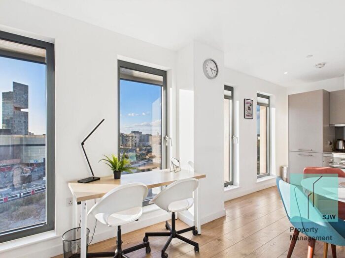 Flat To Rent In Hewett Street, London, EC2A