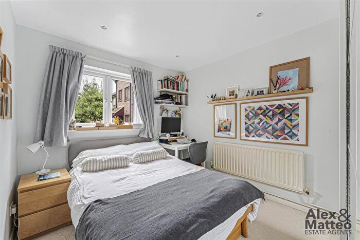 2 Bedroom Flat For Sale In Somerford Way, Canada Water, SE16